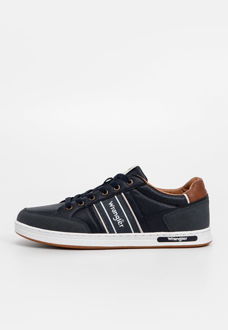 Marine sneakers met een leren bovenkant met textuur, witte rubberen zool, contrasterende bruine hak en wit met crèmekleurige gestreepte accenten.
