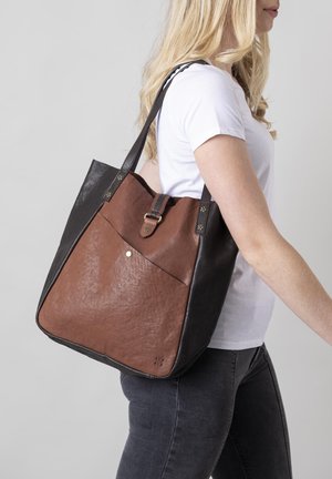 Braune und schwarze Leder-Tote-Bag mit einer strukturierten Oberfläche, ausgestattet mit einer Fronttasche, metallischen Akzenten und doppelten Schulterriemen.