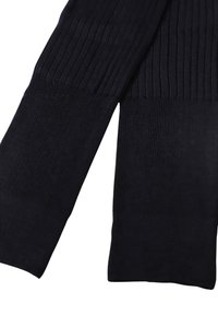 Calze nere a coste con una texture liscia, caratterizzate da un design lungo e cuciture uniformi. Nessun motivo aggiuntivo o dettagli hardware.