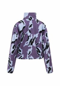 Lila und blaue Tarnmuster-Fleecejacke mit hohem Kragen und langen Ärmeln, ausgestattet mit einem weichen, strukturierten Stofffinish.
