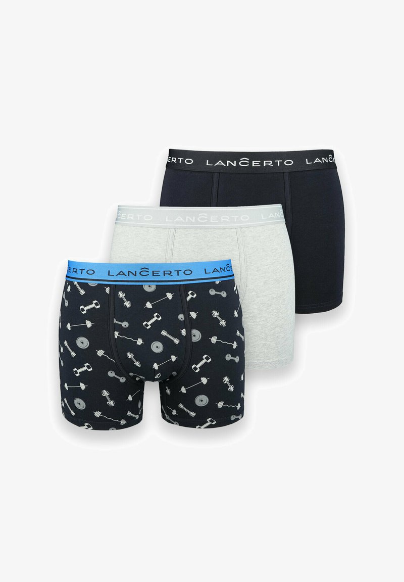 Zestaw trzech slipów w kolorze czarnym, szarym i niebieskim. Czarna para ma wzór z hantlami, podczas gdy pozostałe są w jednolitych kolorach.