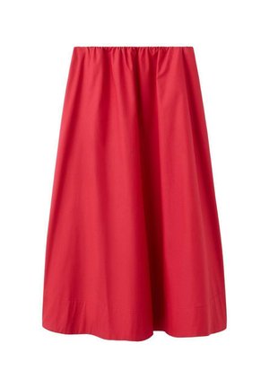 Roter Baumwoll-Midirock mit elastischem Bund, mit glatter Textur und fließender Silhouette, die am Saum Falten bildet.