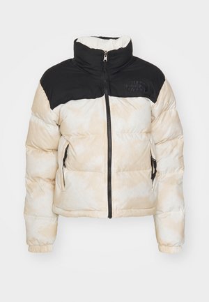 Chaqueta de plumas con una sección superior negra y un fondo de tie-dye crema. Presenta un cuello alto, cierre de cremallera y puños elásticos.