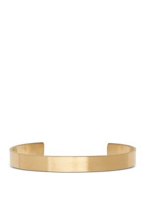 Guldtonet, glat metalarmbånd med et enkelt, minimalistisk design med åbent slut.