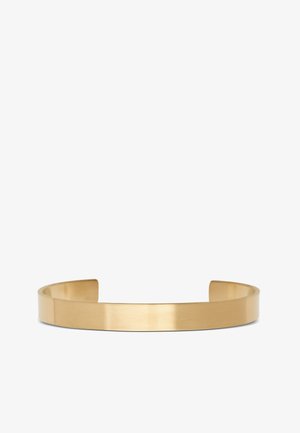 Náramek z hladkého kovu ve zlatavém odstínu s jednoduchým, minimalistickým otevřeným designem.