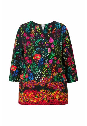 Top negro con escote en V y mangas tres cuartos. Presenta un patrón floral colorido en rosa, rojo, verde y azul a lo largo de la tela.