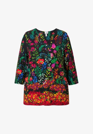 Musta paita V-kaula-aukolla ja kolmannelta hihalta. Siinä on värikäs kukkakuosi vaaleanpunaisena, punaisena, vihreänä ja sinisenä koko kankaan alueella.