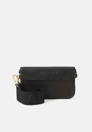 Schwarze Leder-Crossbody-Tasche mit Klappenverschluss, ausgestattet mit einem goldenen Verschluss und einem abnehmbaren Tragegurt mit strukturiertem, gewebtem Design.