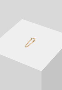 Pin de seguridad de cadena dorada con una parte superior redondeada, que presenta un diseño de eslabones texturizados y un pequeño acento en forma de bola. Mide aproximadamente 4 cm de longitud.
