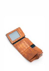 Brązowy skórzany portfel z fakturą wytłoczonego krokodyla, z przezroczystym oknem na dowód osobisty oraz zapięciem na zatrzask. Portfel jest częściowo otwarty, pokazując wnętrze.