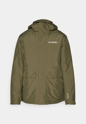 Olivengrøn vandtæt jakke med hætte, to frontlommer og elastiske manchetter. Har "TERREX"-logo og "RAIN RDY"-tekst på ærmet.