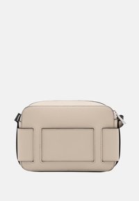 Borsa a tracolla in pelle beige, di forma rettangolare, con una texture liscia, dettagli neri e una tasca frontale piatta per lo stoccaggio.