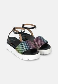 Sandali platform neri con fibbia di strass rainbow, tomaia texturizzata, cinturino alla caviglia regolabile e suola chunky bianca.