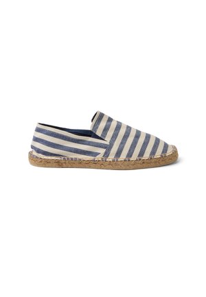 Espadrille décontractée à enfiler avec des rayures horizontales bleues et blanches et une semelle en jute tressée, vue de côté sur fond blanc.