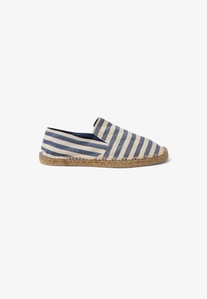 Espadrille casual tipo slip-on con rayas horizontales azules y blancas y suela trenzada de yute, mostrada de lado sobre fondo blanco.
