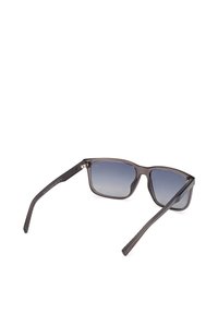 Gafas de sol rectangulares gris oscuro con lentes degradados, montura de plástico estilizada, varillas rectas y acentos texturizados en las patillas.