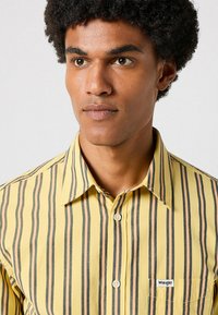 Wrangler Camisa - dusty citron