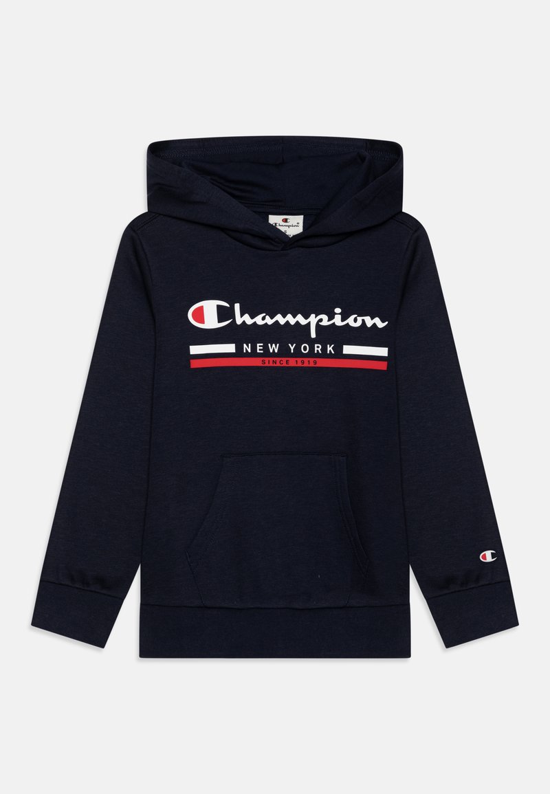 Tumesinine kapuutsvärk, mis on valmistatud pehmest kangast, millel on suur valge "Champion" logo, punased ja valged triibud ning eesmine kengurukott.