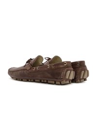 Zapatos de cuero marrón con un diseño de mocasín, detalle de cordones y suelas de goma beige con ranuras para mayor agarre.