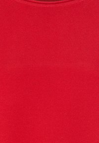 Roter Strickstoff mit einem strukturierten Muster und rundem Ausschnitt. Das Material wirkt weich und leicht, ideal für lässige Kleidung.