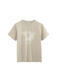 Camiseta de algodón beige de manga corta y cuello redondo. Presenta un gráfico de un águila y el texto "STRONGER LOVE" en blanco.