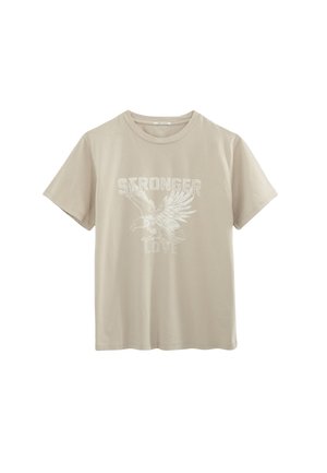 Beige katoenen t-shirt met korte mouwen en een ronde hals. Het shirt heeft een grafisch ontwerp van een adelaar en de tekst "STRONGER LOVE" in het wit.