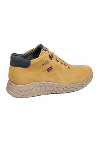 Botas de tobillo de ante marrón con suela de goma texturizada, con ojales metálicos para los cordones y un acento azul oscuro en el talón.