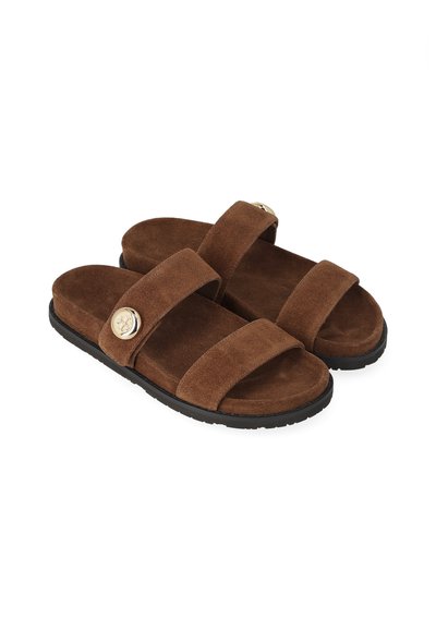 Sandali slide in camoscio marrone con due ampie fasce e bottoni circolari dorati su suole in gomma nera.