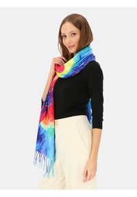 Wielobarwny szalik z żywymi wzorami w kolorach niebieskim, czerwonym, żółtym i zielonym. Lekka tkanina z frędzlami na brzegach.