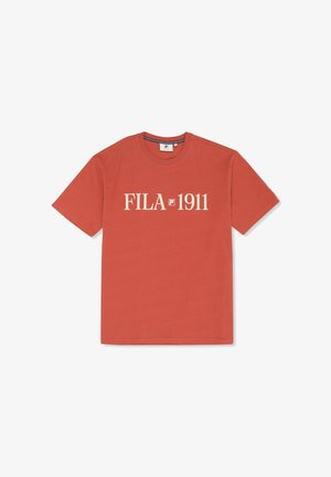 Koszulka z krótkim rękawem w odcieniu rdzy z dużym kremowym napisem "FILA 1911" na przodzie oraz małym logo FILA między tekstem.