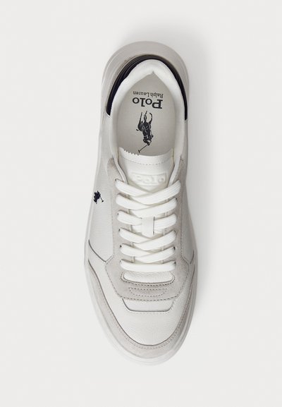 Sneaker alb din piele și suede Polo Ralph Lauren, cu șireturi albe și un logo negru cu jucător de polo pe lateral și pe talpa interioară.