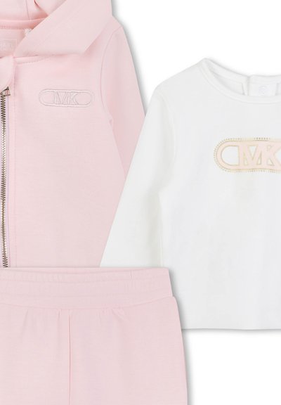 Felpa rosa con zip e logo MK, maglietta bianca a maniche lunghe con logo MK ricamato e pantaloni rosa coordinati, tutti in morbido cotone.