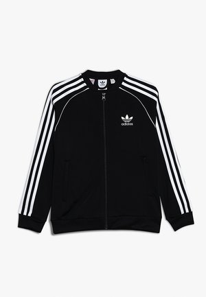 Sort Adidas lynlåsjakke med hvide tre striber på ærmerne og hvid Adidas-logo på venstre bryst, med ribstrikkede manchetter og krave.