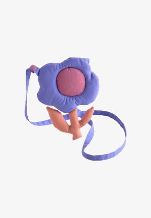 Bolso en forma de flor de tela púrpura con un centro rosa, que cuenta con un tallo y hojas suaves, complementado con una correa a juego.