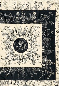 Tkany z kwiecistym wzorem z centralnym okrągłym motywem. Charakteryzuje się czarno-białą kolorystyką, gładką fakturą i misternymi ilustracjami botanicznymi.