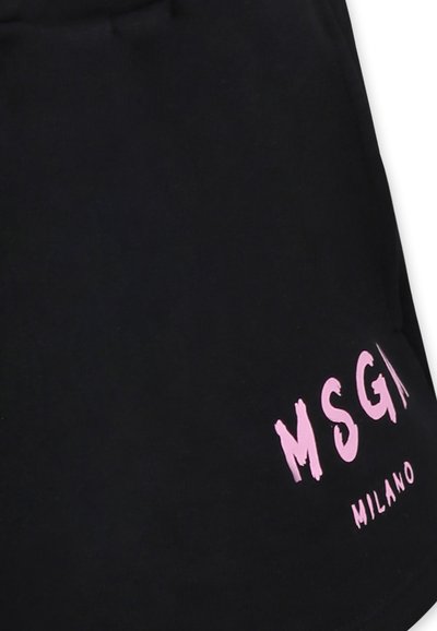 Maglietta nera con un logo rosa prominente che riporta la scritta "MSGM MILANO", realizzata in cotone morbido con una texture liscia.