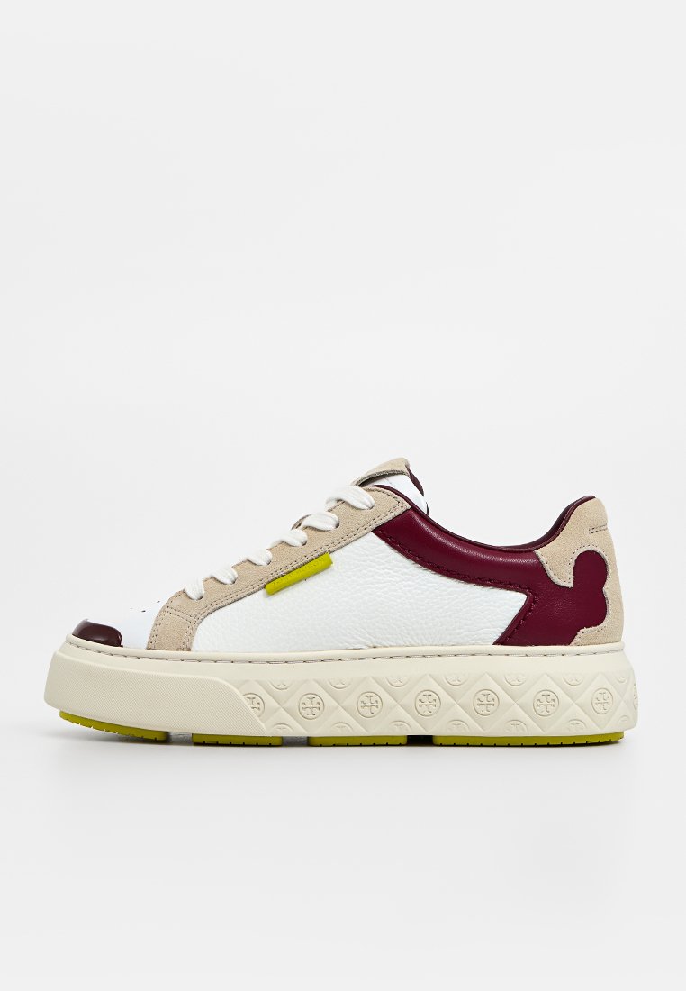 Weiße Ledersneaker mit beige und burgunderfarbenen Akzenten, strukturiertem Profil, gelbem Detail und einem einzigartigen Muster auf der Sohle und der Seite.
