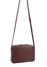 Sac bandoulière en cuir marron de forme rectangulaire, avec fermeture éclair et une bandoulière réglable. Présente une texture subtile et un design minimaliste.