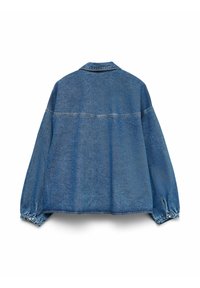 Giacca in denim di blu medio con una vestibilità rilassata, maniche lunghe e polsini con bottone; presenta una cucitura a yoke sul retro e una superficie leggermente texture.