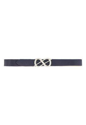 Cinturón de cuero azul marino con un acabado texturizado, adornado con una hebilla en tono plateado en forma de nudo infinito, hecha de un diseño de cuerda trenzada.