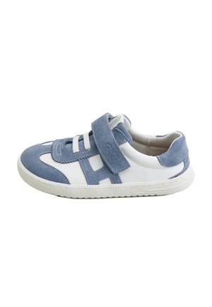 Zapatilla infantil de cuero blanco con detalles en ante azul, con tira de velcro y cordones elásticos blancos sobre una suela de goma blanca.