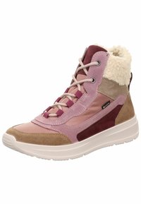 Sneaker alta con un mix di suede rosa e bordeaux e tessuto, foderato in pelliccia testurizzata, con accenti beige sulla suola e sui lati.