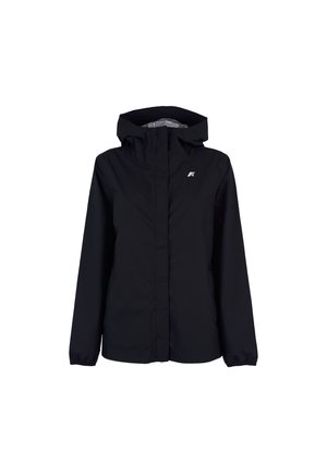 Giacca nera con cappuccio realizzata in materiale leggero e resistente all'acqua; presenta polsini elasticizzati e un logo sul petto.
