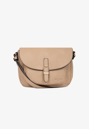 Sac bandoulière en cuir beige avec un rabat à l'avant, fermeture à boucle et accents noirs. Texture lisse avec une sangle ajustable.
