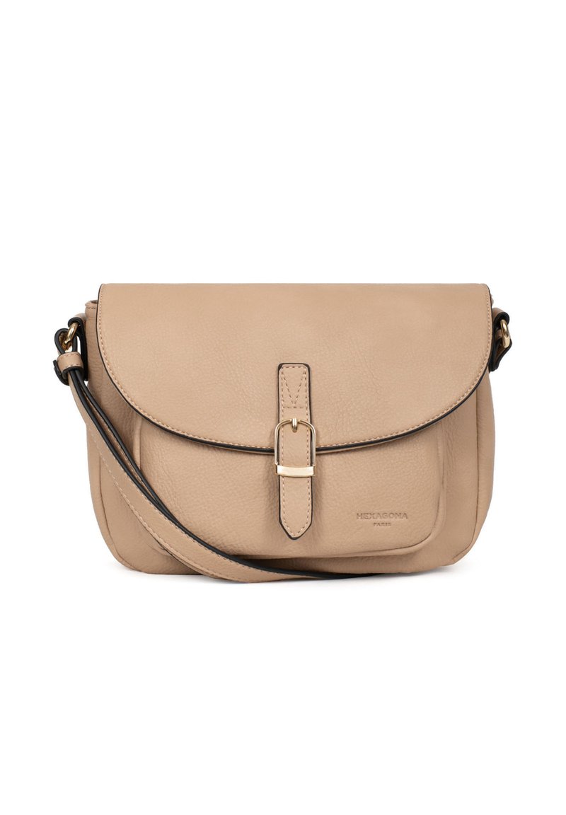 Borsa a tracolla in pelle beige con pattina frontale, chiusura a fibbia e dettagli neri. Texture liscia con strap regolabile.