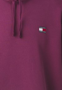 Tommy Jeans BADGE HOODIE - Hoodie - valley grape