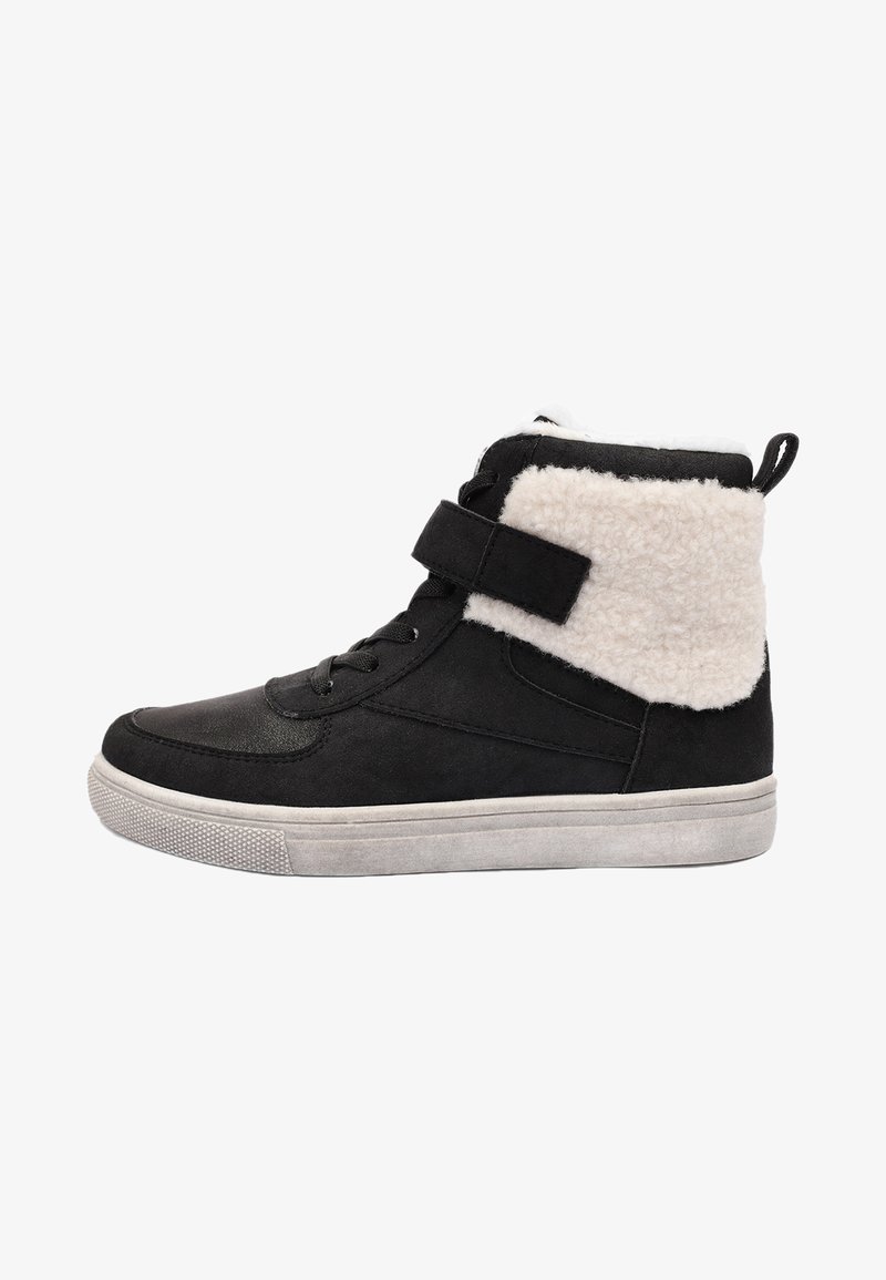 Svarta högskaftade sneakers med en mjuk, krämfärgad fuskpälskrage, snörning och en kardborreband. Gummisula med en texturerad yta för bra grepp.