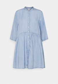 Abito in denim azzurro chiaro con colletto alla cinese, chiusura con bottoni frontali, maniche a 3/4 e vita arricciata.