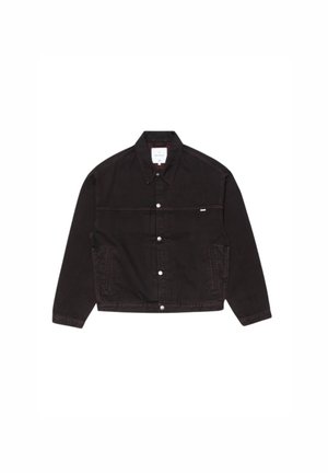 Giacca in denim nero con chiusura a bottoni, due tasche laterali, maniche lunghe e colletto, distesa su uno sfondo bianco.