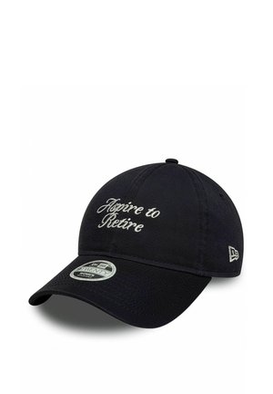 Zwarte honkbalpet met gebogen klep, wit geborduurde tekst "Aspire to Retire" en een klein logo aan de zijkant.